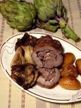 Jehněčí roláda s pečenými artyčoky, fenyklem a brambory