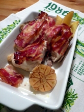 Kuřecí s kostí na víně se slaninou a pečenými brambory