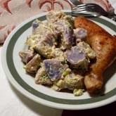 Salát z fialových brambor
